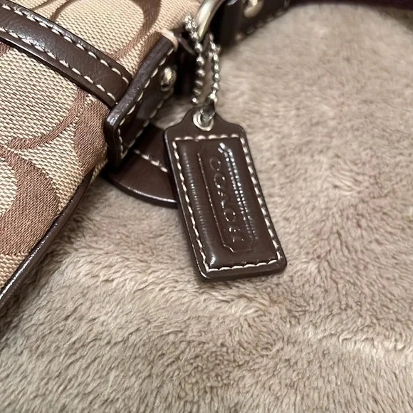 Like new COACH Cross Body Bag. Used once, no tears or stains. - Picture 7 of 11